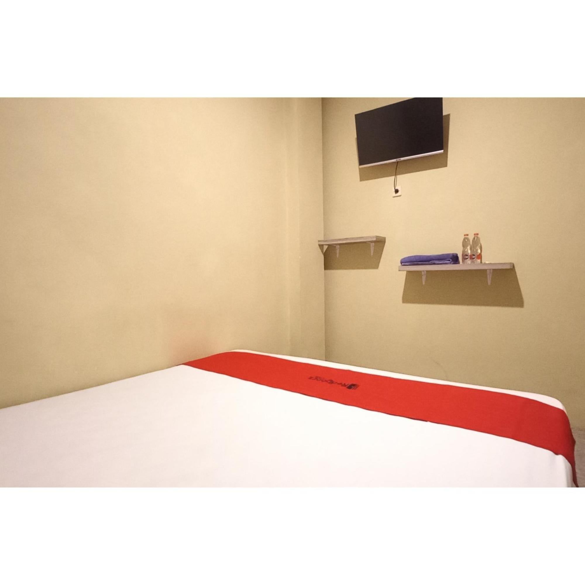 Reddoorz At Deluxe Hotel Near Terminal Purabaya Bungurasih ซิโดอาร์โจ ภายนอก รูปภาพ