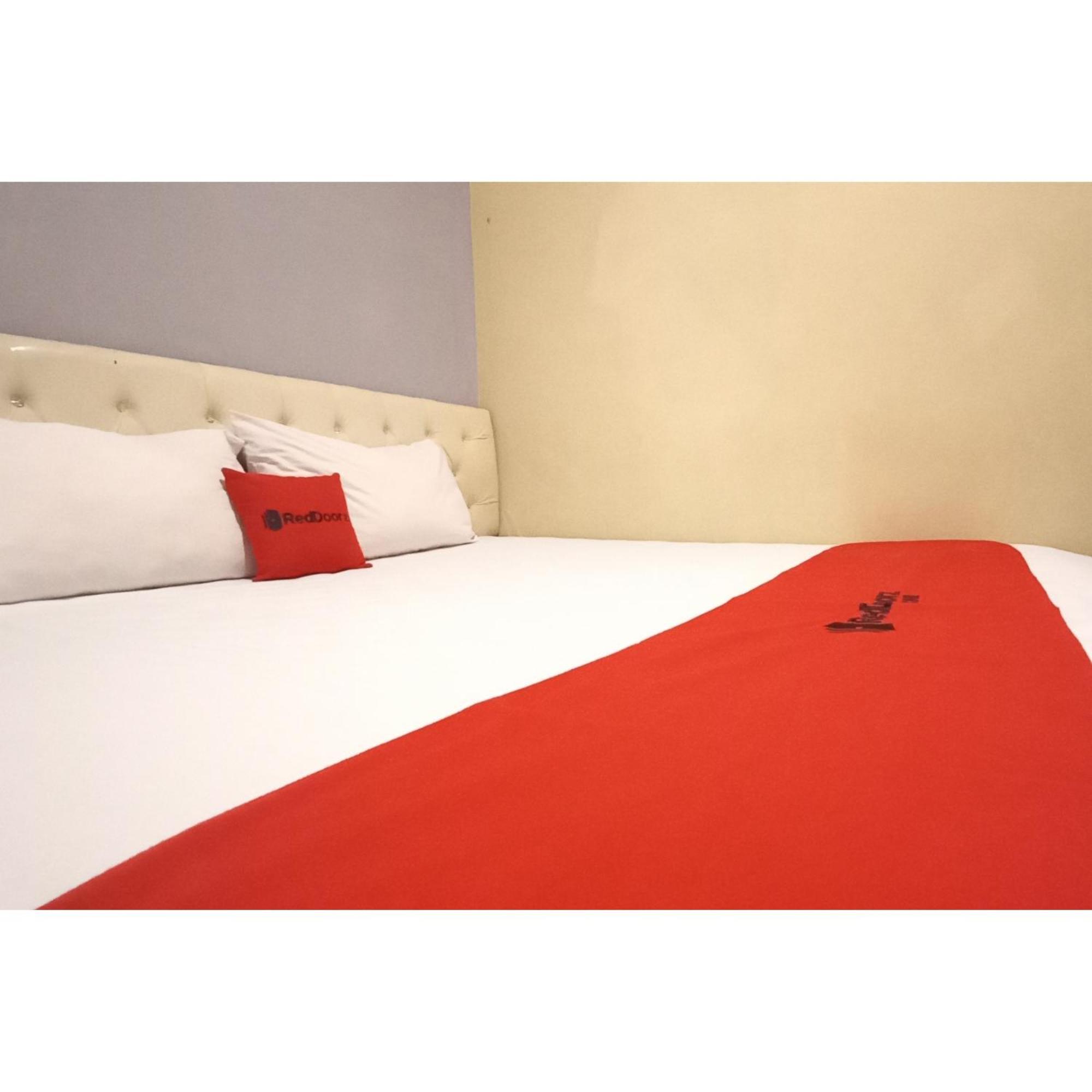 Reddoorz At Deluxe Hotel Near Terminal Purabaya Bungurasih ซิโดอาร์โจ ภายนอก รูปภาพ